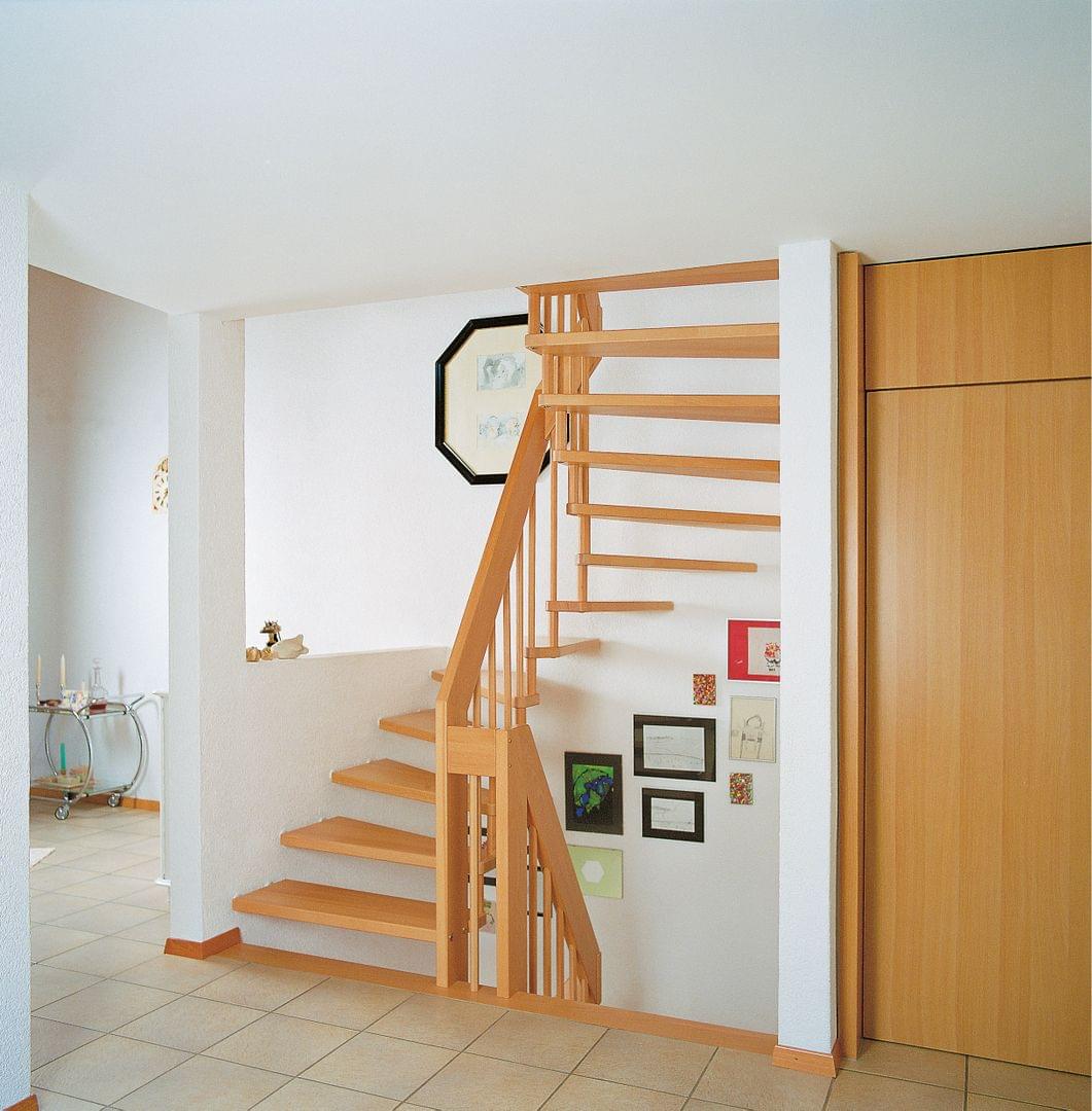 Holztreppe Systemtreppe halbgewendelt Geländer Holzgeländer  Treppenhaus
